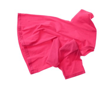 Kırışık pembe tişört beyaza izole edilmiş. Kirli kıyafetler.