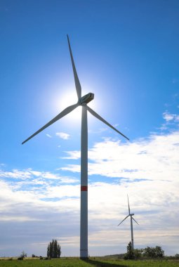 Rüzgar türbinleriyle çok güzel bir alan manzarası. Alternatif enerji kaynağı