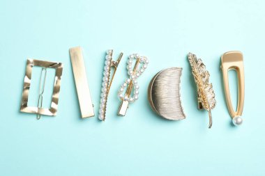 Açık mavi arka planda şık saç tokaları, düz yatış