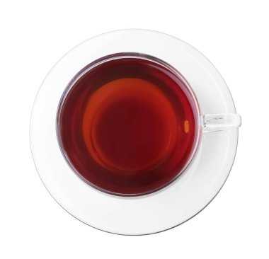 Cam bardakta taze siyah çay, beyazda izole edilmiş, üst manzara.