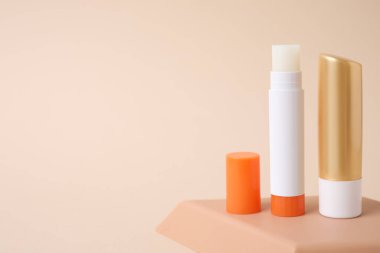 Bej arkaplanda hijyenik ruj, metin için boşluk