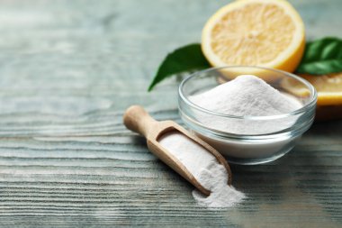 Mavi ahşap masada karbonat ve limon dilimi. Metin için boşluk