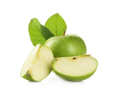 Taze sulu yeşil elmalar beyazın üzerinde izole edilmiş.