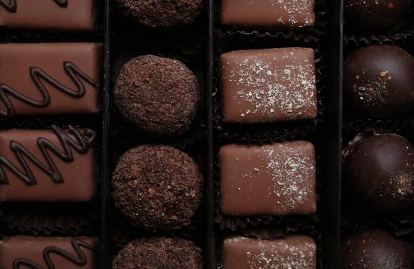 Différents Délicieux Bonbons Chocolat Boîte Vue Sur Dessus — Photo