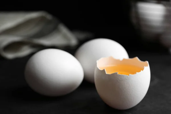 Свіжі Сирі Курячі Яйця Чорному Столі Крупним Планом — стокове фото
