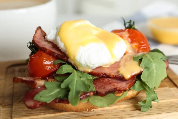 Heerlijk Benedict Geserveerd Houten Plank Close — Stockfoto