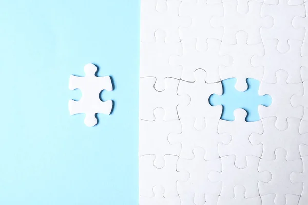 Prázdné Bílé Puzzle Odděleným Dílem Světle Modrém Pozadí Byt Ležel — Stock fotografie