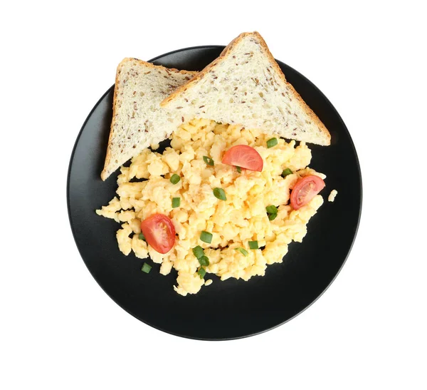 Çırpılmış yumurta, ekmek ve kiraz domatesli beyaz, üst manzara.