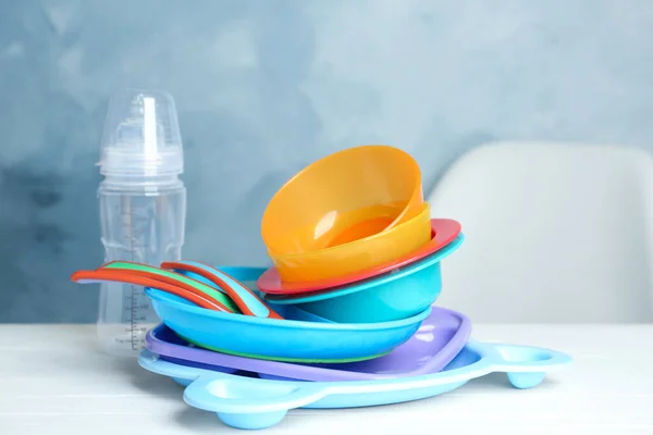 Set Vajilla Plástico Sobre Mesa Blanca Sirviendo Comida Para Bebés — Foto de Stock