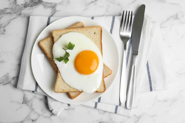 Smaklig Stekt Ägg Med Bröd Vitt Marmorbord Platt Ligg — Stockfoto