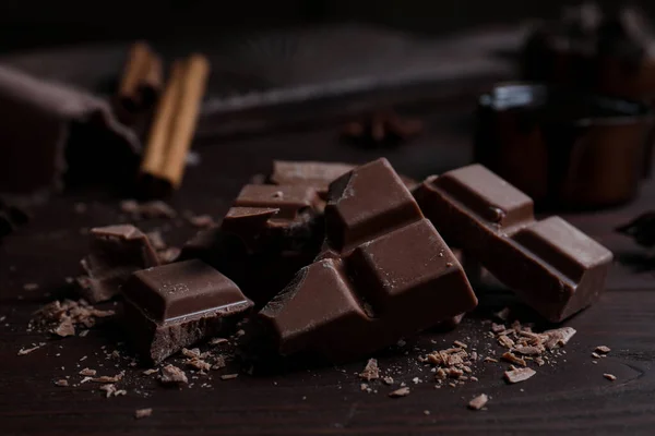 Trozos Delicioso Chocolate Con Leche Mesa Madera — Foto de Stock