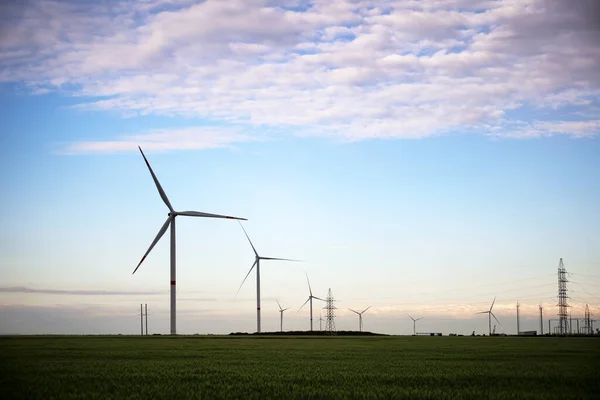 Rüzgar Türbinleriyle Çok Güzel Bir Alan Manzarası Alternatif Enerji Kaynağı — Stok fotoğraf