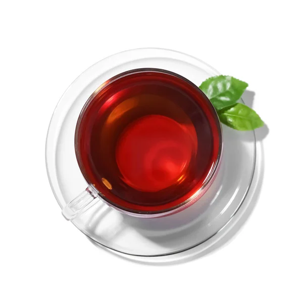 白を基調とした香り高い紅茶と緑の葉のグラスカップ トップビュー — ストック写真