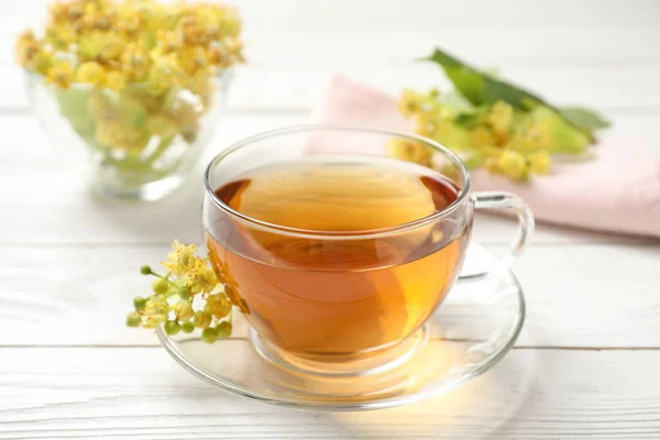 Tasse Tee Und Lindenblüte Auf Weißem Holztisch — Stockfoto