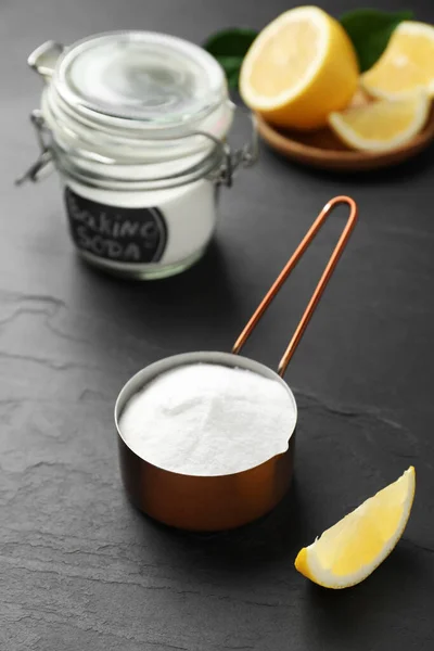 Pečení Limonády Krájení Citronu Černém Stole — Stock fotografie