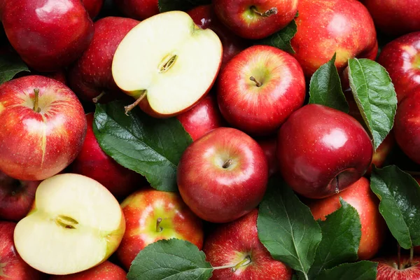 Högen Med Välsmakande Röda Äpplen Med Blad Som Bakgrund Närbild — Stockfoto