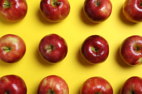 Pommes Rouges Savoureuses Sur Fond Jaune Plat — Photo