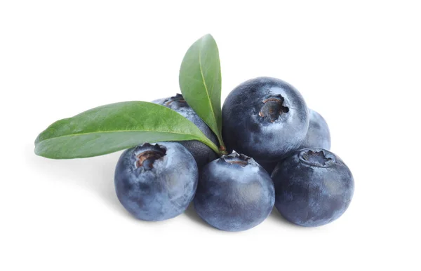 Blueberry Segar Matang Dengan Daun Latar Belakang Putih — Stok Foto