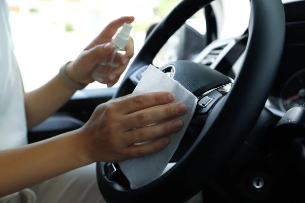 Mujer Limpieza Volante Con Toallita Húmeda Spray Antibacteriano Coche Primer — Foto de Stock