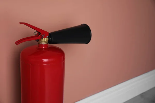 Yangın Söndürücü Kapalı Alanda Renkli Duvarın Yanında Yakın Plan Metin — Stok fotoğraf