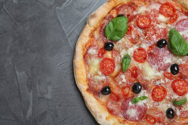 Gri masadaki leziz pizza Diablo, en iyi manzara. Metin için boşluk