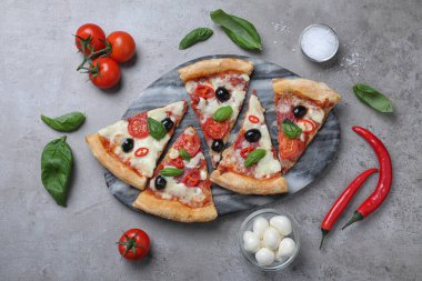 Lezzetli pizza parçaları Diablo gri masada, düz yatıyordu.