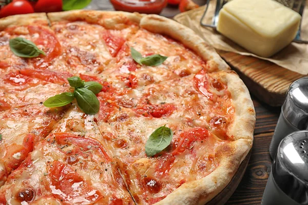 Heerlijke Pizza Margherita Houten Tafel Close Uitzicht — Stockfoto