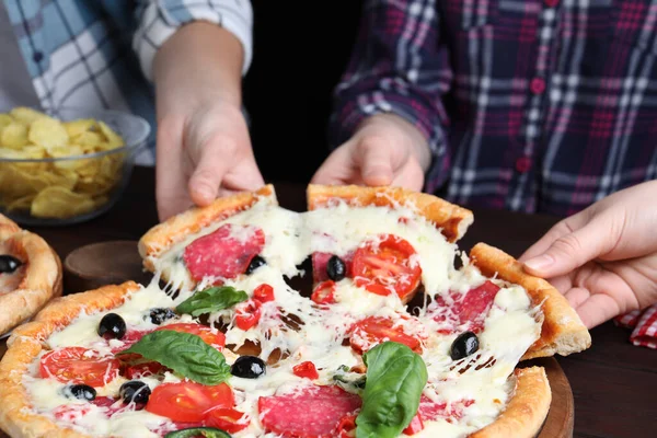 Vrienden Nemen Stukken Van Heerlijke Pizza Diablo Aan Tafel Close — Stockfoto