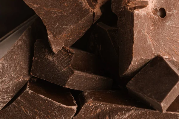 Pedaços Chocolate Escuro Como Fundo Close — Fotografia de Stock