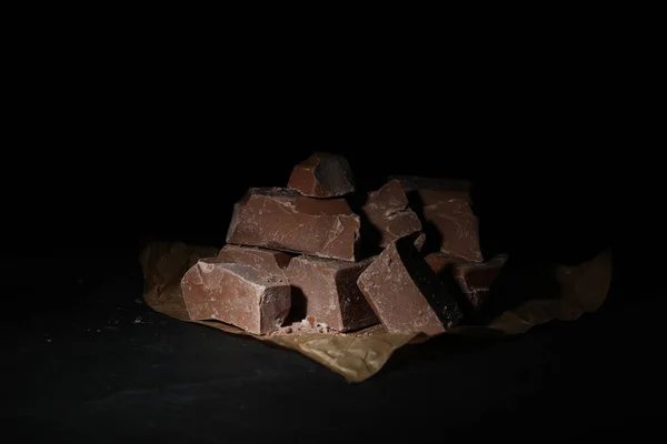 Morceaux Chocolat Lait Savoureux Sur Table Noire Gros Plan — Photo