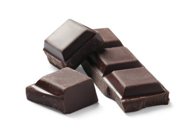 Lezzetli siyah çikolata parçaları beyaza izole edilmiş.