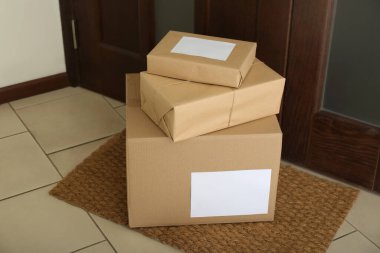 Kapıya yakın kilim üzerinde paketler. Teslimat servisi