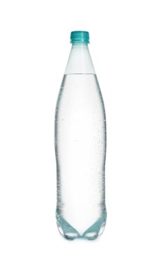 Beyaz üzerine izole edilmiş plastik bir şişe saf su.