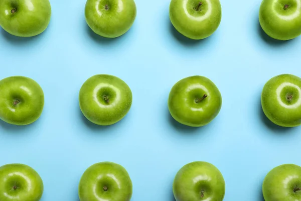 Sabrosas Manzanas Verdes Sobre Fondo Azul Claro Planas —  Fotos de Stock