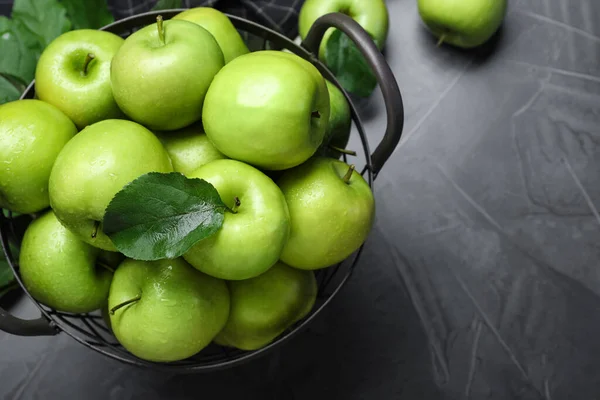 Pommes Vertes Juteuses Dans Panier Métal Sur Table Grise Vue — Photo