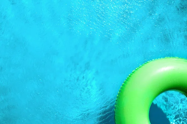 Nafukovací Kroužek Plovoucí Bazénu Horní Pohled Prostorem Pro Text Letní — Stock fotografie