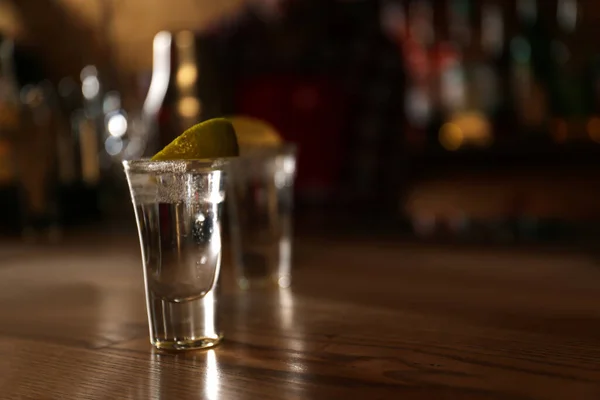 Tequila Skott Med Lime Träbänk Bar Utrymme För Text Alkoholhaltig — Stockfoto