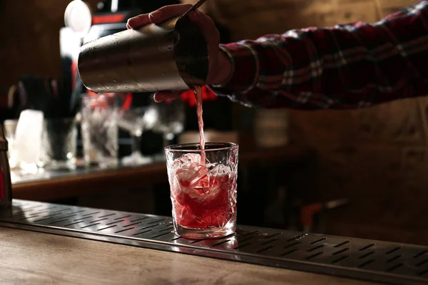 Bartender Förbereder Färsk Alkoholhaltig Cocktail Vid Bardisken Närbild — Stockfoto