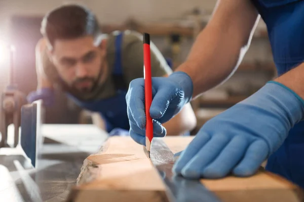 Carpintero Profesional Haciendo Marca Tablero Madera Taller Primer Plano — Foto de Stock