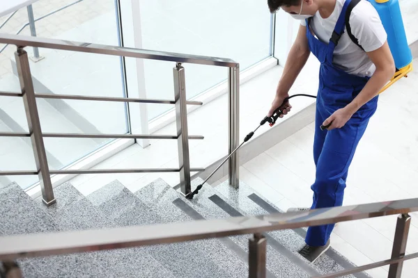 Trabajador Control Plagas Rociando Pesticidas Cerca Escaleras Interiores — Foto de Stock