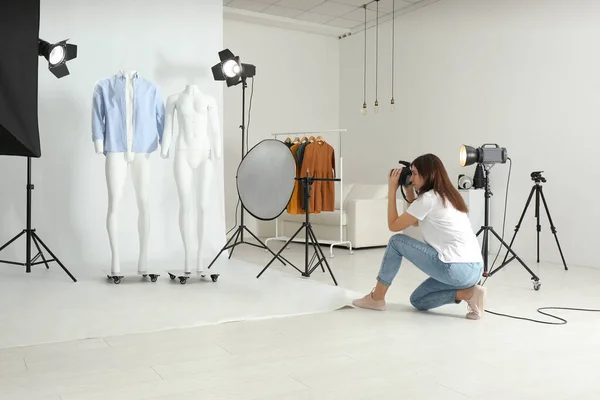 Fotógrafo Profesional Tomando Fotos Maniquíes Fantasmas Con Ropa Moderna Estudio — Foto de Stock