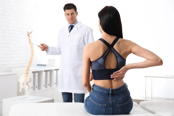 Jonge Vrouw Bezoek Bij Orthopeed Medisch Kantoor — Stockfoto