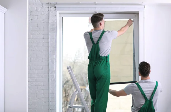 Trabajadores Profesionales Teñido Ventana Con Papel Aluminio Interior Espacio Para — Foto de Stock