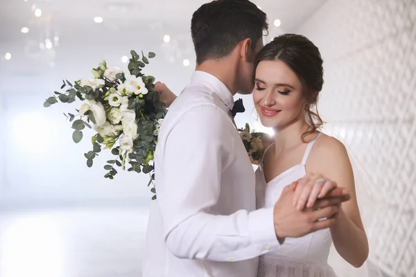 Feliz Casal Recém Casado Dançando Juntos Salão Festivo — Fotografia de Stock