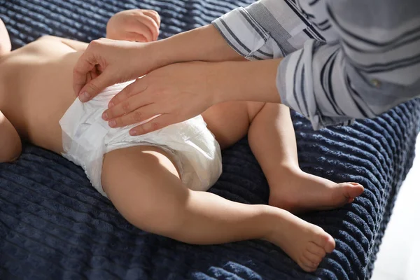 Moeder Verschonen Baby Luier Bed Thuis Close — Stockfoto
