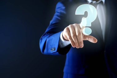 Koyu arkaplanda soru işareti işareti olan sanal ekran kullanan işadamı, yakın plan