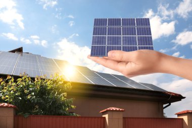 Güneş panelini dışarıda gösteren bir kadın, yakın plan. Alternatif enerji kaynağı 