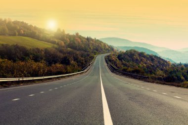 Yolculuk. Gün batımında asfalt otobanın güzel manzarası 
