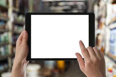 Toptan alım satım. Depodaki tablette WMS uygulaması kullanan bir kadın. 