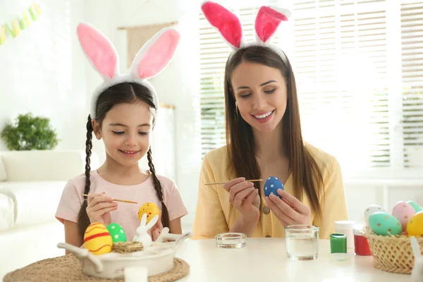 Glückliche Mutter Und Tochter Mit Hasenohren Stirnbändern Die Hause Ostereier — Stockfoto